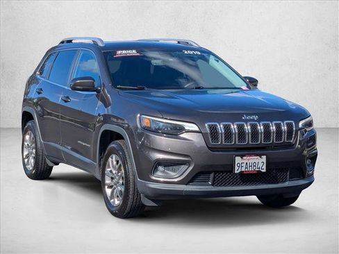 Used 2019 Jeep Cherokee Latitude Plus w/ Comfort/Convenience Group image 3