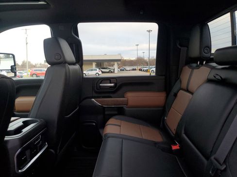 Used 2021 Chevrolet Silverado 3500 High Country image 32