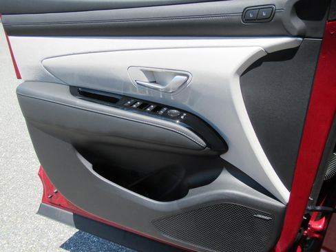 Used 2025 Hyundai Tucson Limited FWD image 19