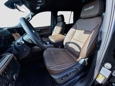 Used 2025 Chevrolet Tahoe High Country AWD/4WD image 10