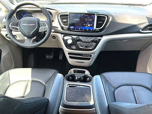 Used 2024 Chrysler Pacifica Touring-L FWD image 21