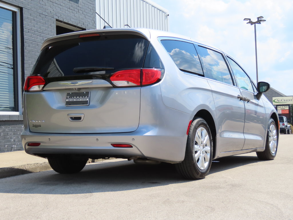 Used 2018 Chrysler Pacifica L FWD image 4