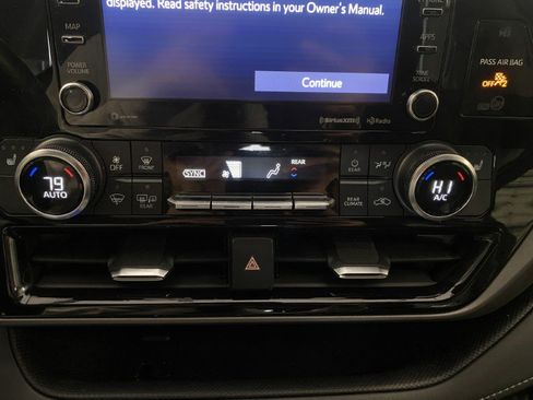 Used 2022 Toyota Highlander XLE AWD/4WD image 40