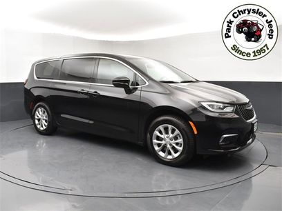New 2025 Chrysler Pacifica Select