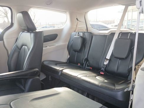 Used 2023 Chrysler Pacifica Touring-L image 25