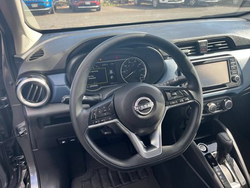 Used 2025 Nissan Versa SV FWD image 31