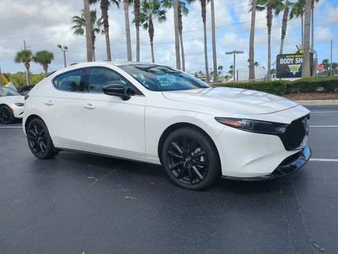 New 2025 MAZDA MAZDA3 Hatchback w/Premium Plus Pkg image 2