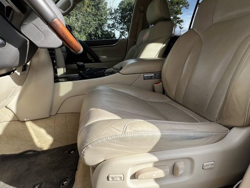 Used 2021 Lexus LX 570 4WD w/ 3rd Row & Luxury Pkg image 17