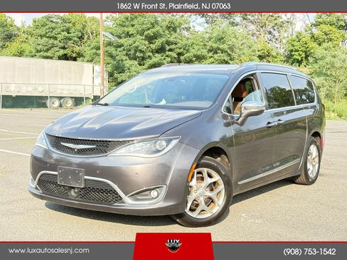Used 2017 Chrysler Pacifica Limited w/ UConnect Theater Package FWD image 1