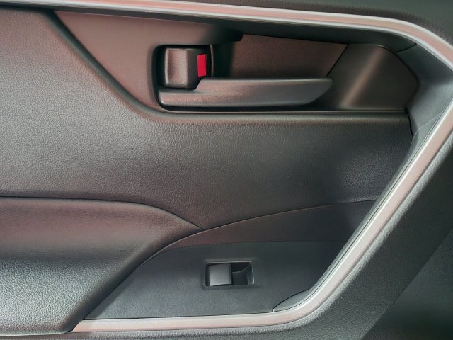 Certified 2021 Toyota RAV4 LE AWD/4WD image 31