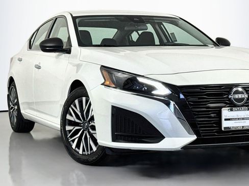 Used 2024 Nissan Altima 2.5 SV FWD image 14
