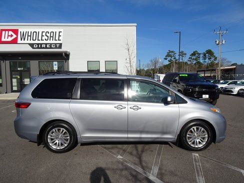 Used 2016 Toyota Sienna XLE image 3