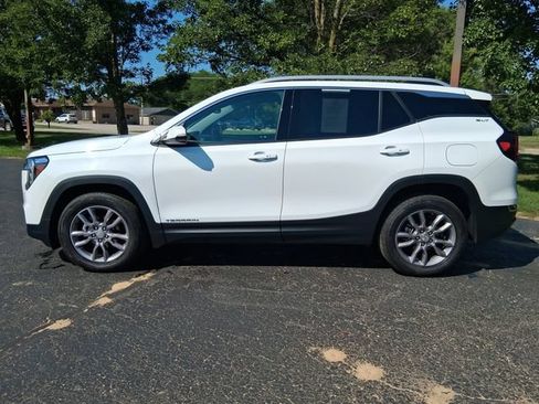 Used 2024 GMC Terrain SLT AWD/4WD image 3