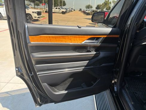 Used 2022 Jeep Grand Wagoneer Series III w/ Rear Seat Video Group 1 AWD/4WD image 23