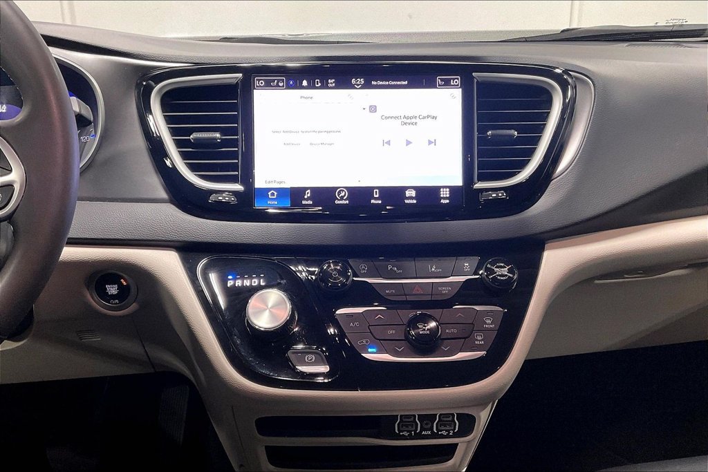 Used 2024 Chrysler Pacifica Touring-L FWD image 7
