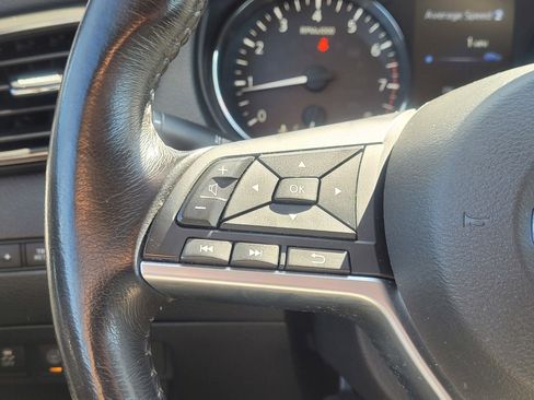 Used 2017 Nissan Rogue SV w/ Sun & Sound Touring Package image 18