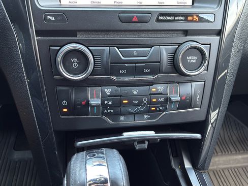 Used 2018 Ford Explorer XLT w/ Equipment Group 202A FWD image 22