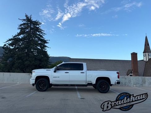 Used 2023 Chevrolet Silverado 2500 High Country w/ Z71 Off-Road Package AWD/4WD image 4