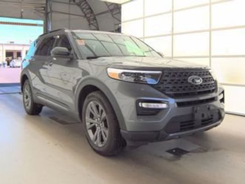 Used 2023 Ford Explorer XLT w/ Equipment Group 202A AWD/4WD image 4