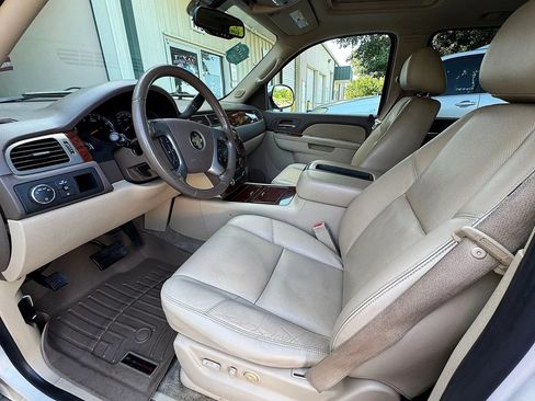 Used 2010 Chevrolet Suburban LTZ RWD image 14