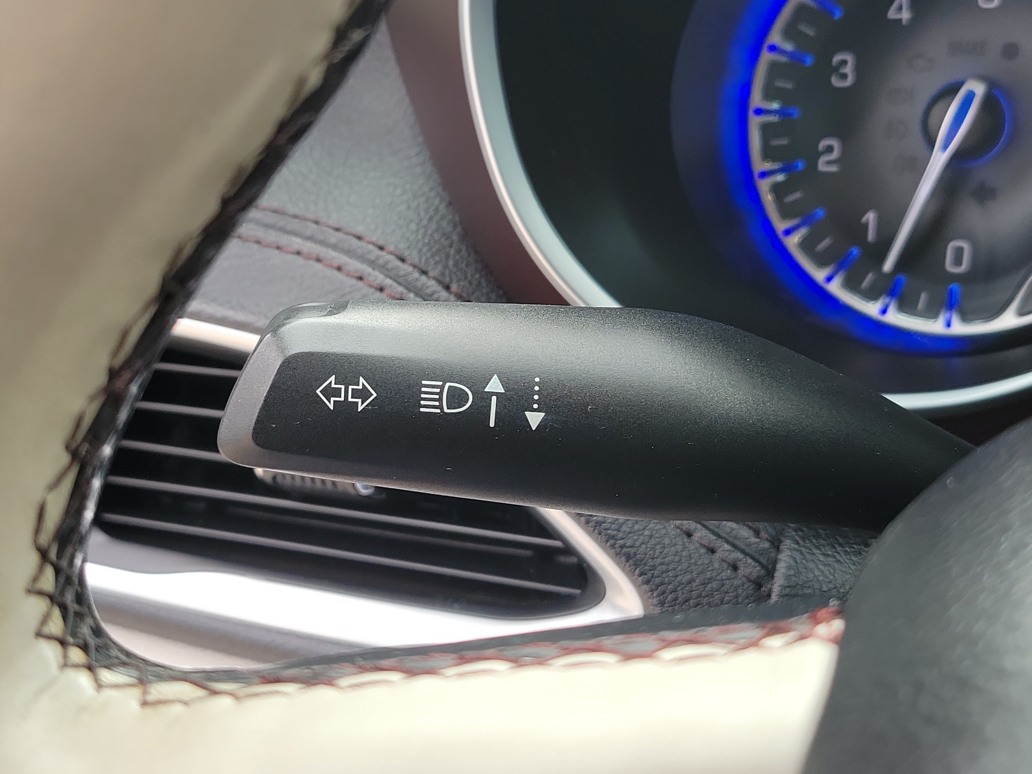 Used 2017 Chrysler Pacifica Limited w/ UConnect Theater Package FWD image 25
