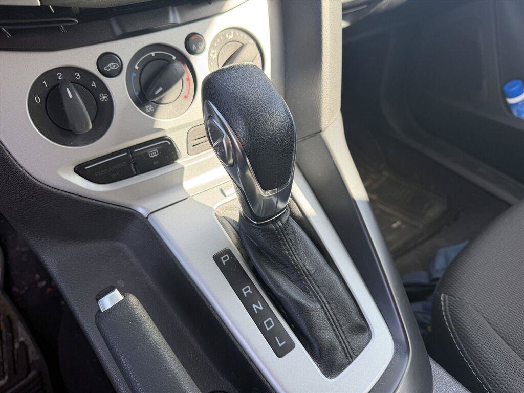 Used 2014 Ford Focus SE w/ SE Winter Package FWD image 11