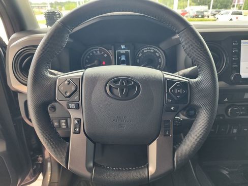Used 2023 Toyota Tacoma TRD Off-Road w/ Technology Package AWD/4WD image 17