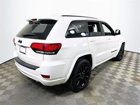 Used 2018 Jeep Grand Cherokee Altitude image 3