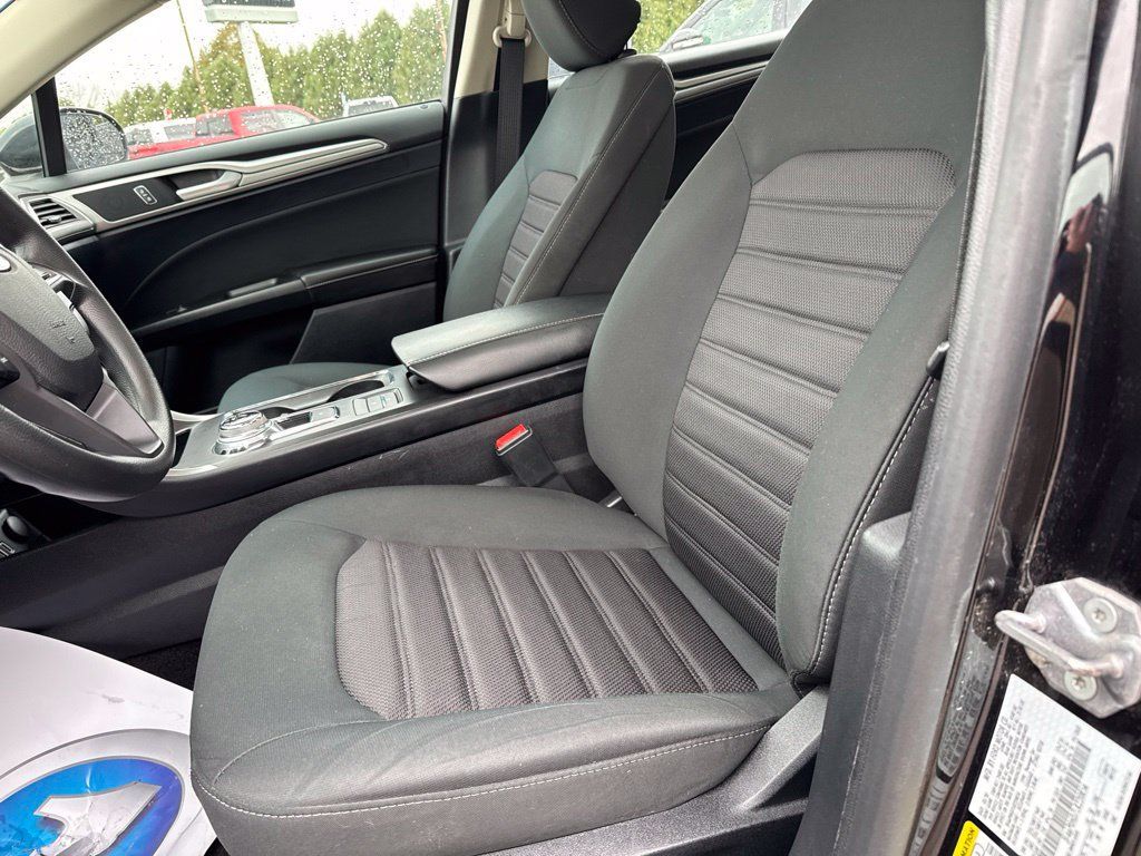 Used 2020 Ford Fusion SE FWD image 11