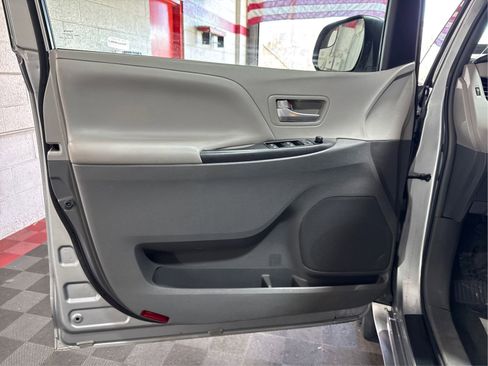 Used 2017 Toyota Sienna LE AWD/4WD image 17
