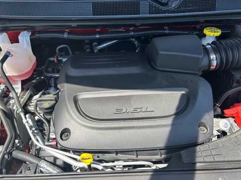 Certified 2025 Chrysler Pacifica Select AWD/4WD image 31