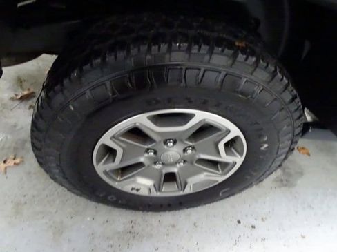 Used 2015 Jeep Wrangler Unlimited Rubicon w/ Dual Top Group image 28