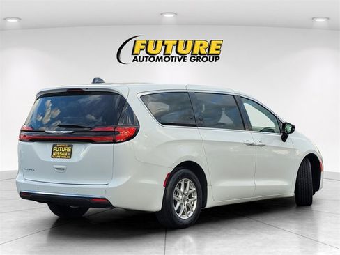 Used 2024 Chrysler Pacifica Touring-L image 4