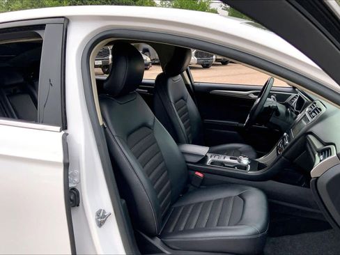 Used 2017 Ford Fusion SE w/ Equipment Group 201A FWD image 9