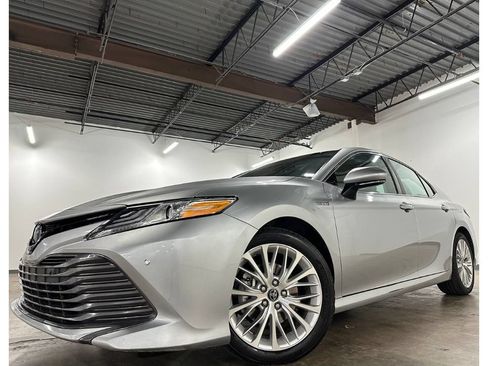 Used 2018 Toyota Camry XLE FWD image 1