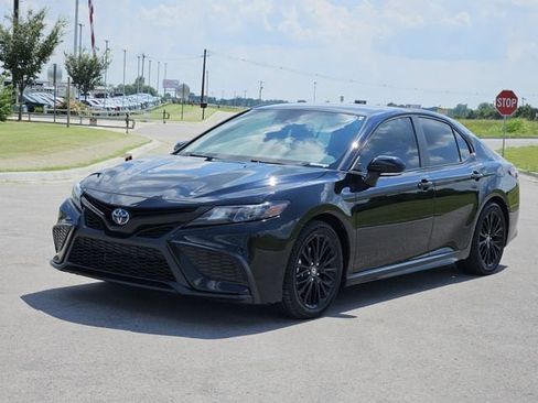Used 2022 Toyota Camry SE w/ Convenience Package FWD image 3