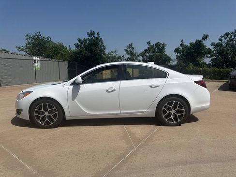 Used 2017 Buick Regal Sport Touring FWD image 2