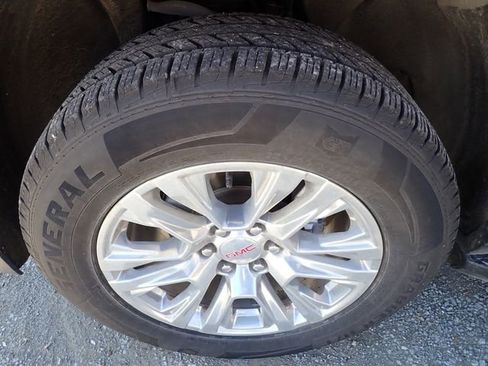 Used 2023 GMC Yukon XL Denali image 9