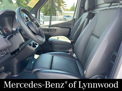 Used 2025 Mercedes-Benz Sprinter 2500 image 18
