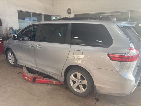 Used 2018 Toyota Sienna LE image 5
