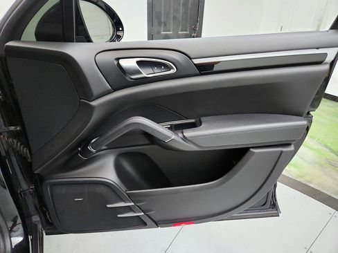 Used 2017 Porsche Cayenne Platinum Edition image 27