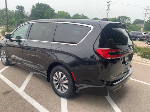 Used 2023 Chrysler Pacifica Touring-L FWD image 4