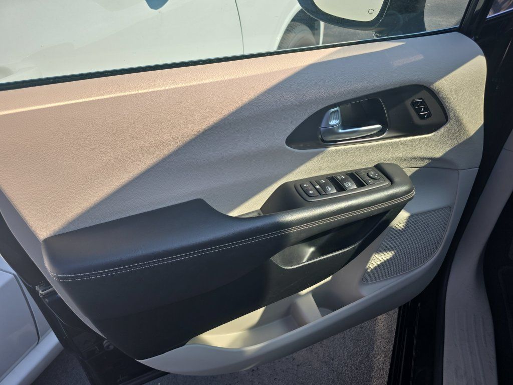 Used 2024 Chrysler Pacifica Touring-L FWD image 12