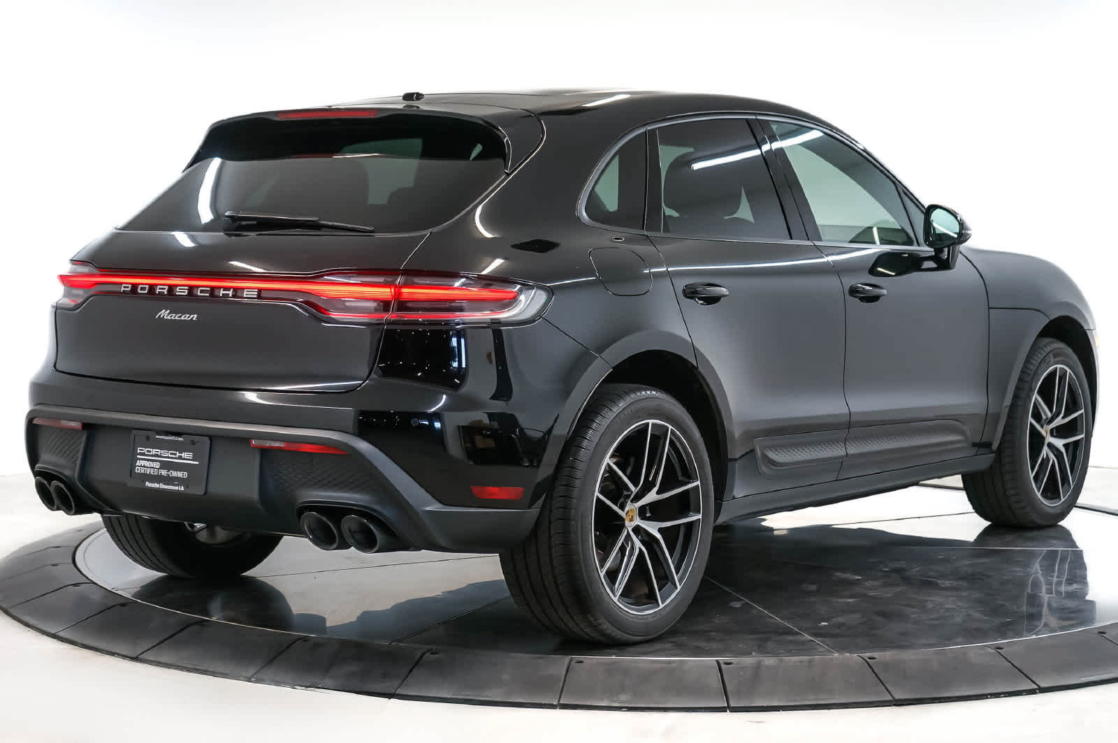Certified 2024 Porsche Macan AWD/4WD image 9