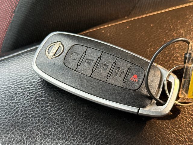 Used 2024 Nissan Versa SR FWD image 11