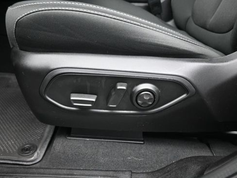 Used 2025 Jeep Grand Cherokee Laredo w/ Luxury Tech Group I AWD/4WD image 10