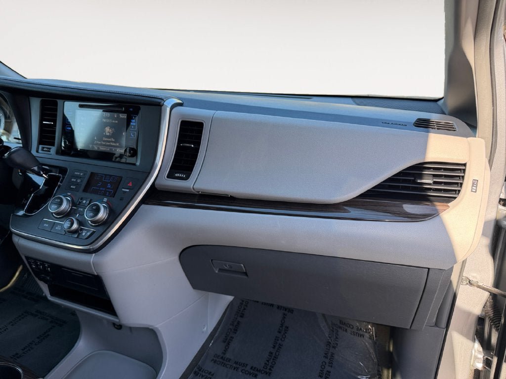 Used 2017 Toyota Sienna XLE w/ XLE Navigation Package FWD image 27