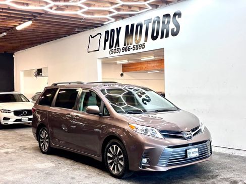 Used 2019 Toyota Sienna XLE w/ XLE Navigation Package AWD/4WD image 1