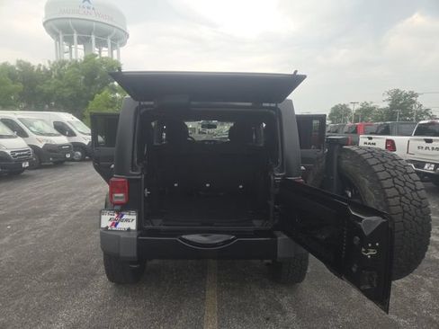 Used 2018 Jeep Wrangler Unlimited Sahara AWD/4WD image 37