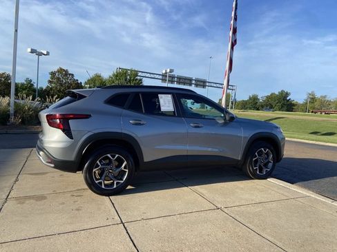 Used 2025 Chevrolet Trax LT w/ LT Convenience Package FWD image 6